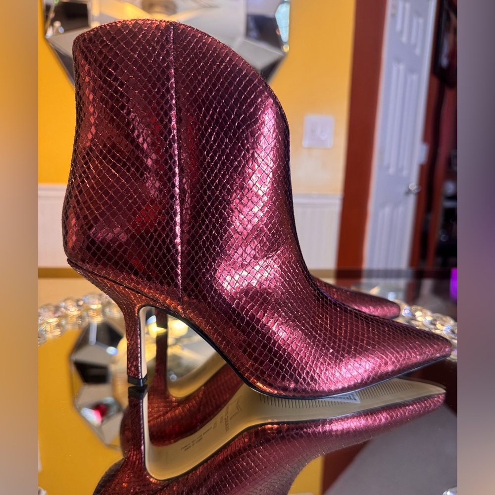 NWT MARC FISHER HAYLIAN POINTY TOE BOOTIE. SIZE 6